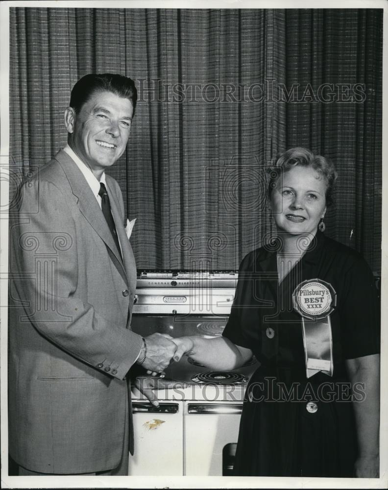 1959 Press Photo President Ronald Reagan and Mrs. Nathan Robb Baking Contestant - Historic Images
