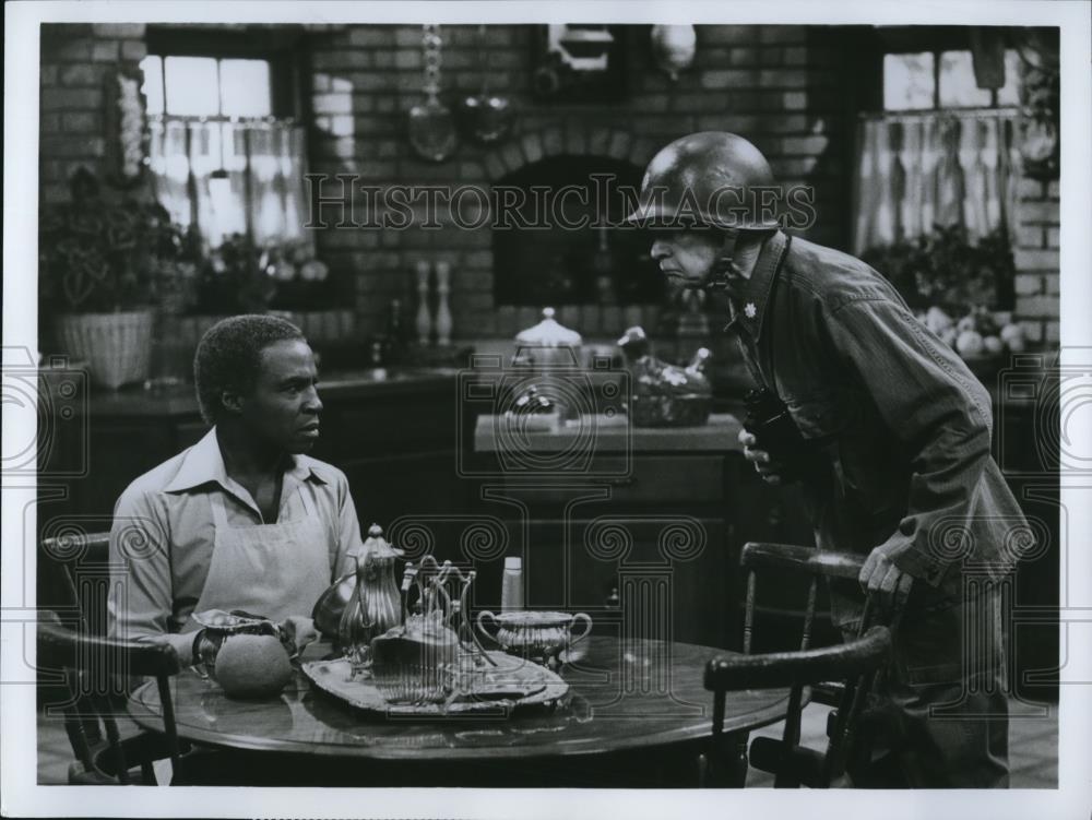 1977 Press Photo Robert Guillaume and Arthur Peterson in SOAP - cvp50663 - Historic Images