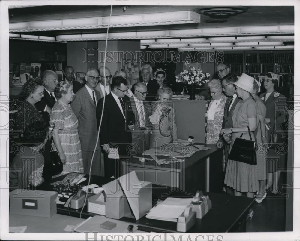 1961 Press Photo Newspaper Librarians attends Special Libraries Assn.Convention. - Historic Images