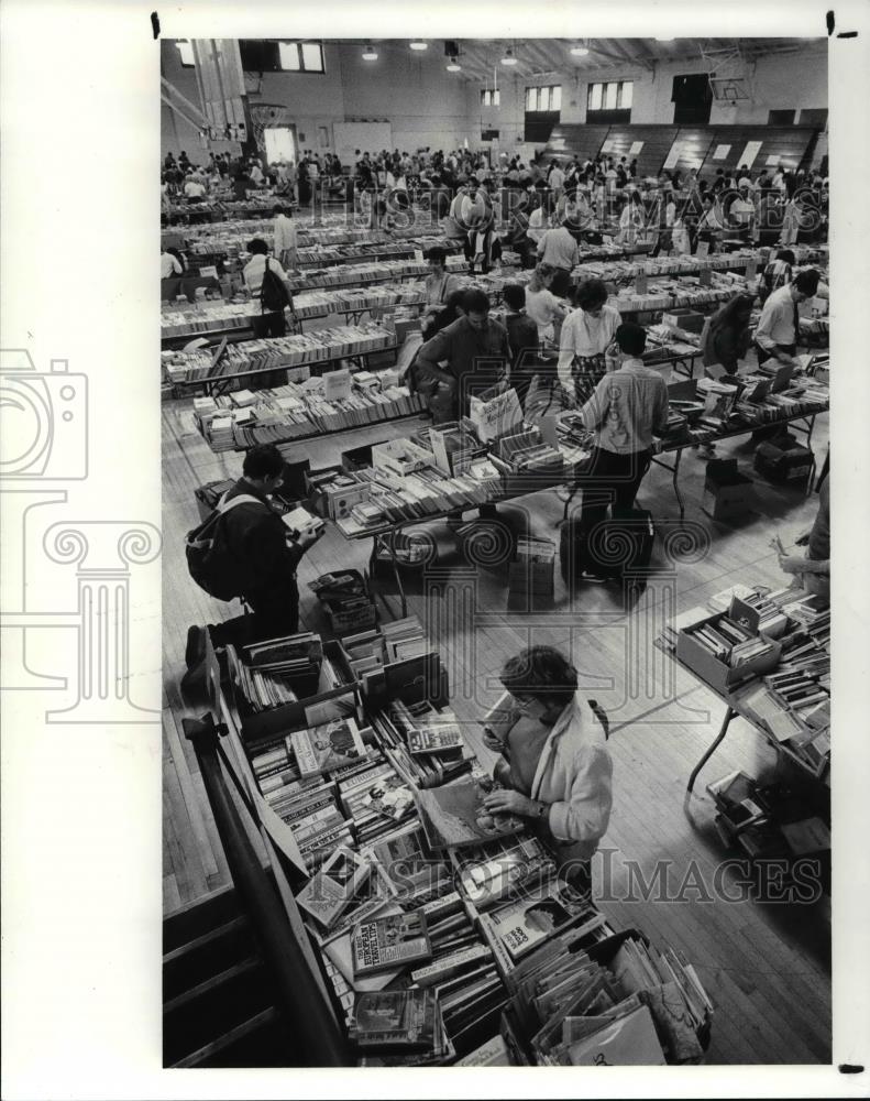 1988 Press Photo Book sale at CWRU. - cva63200 - Historic Images