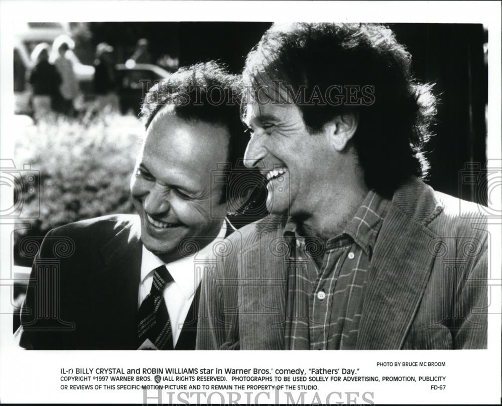 1997 Press Photo Billy Crystal and Robin Williams in Fathers&#39; Day - cvp41869 - Historic Images