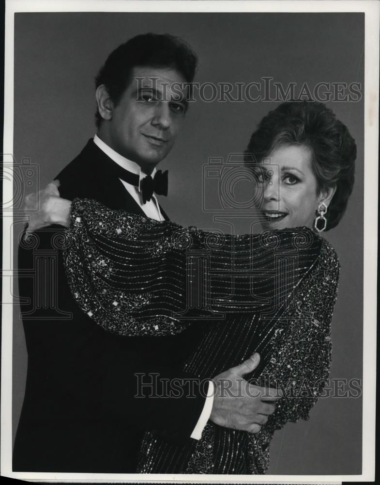 1983 Press Photo Carol Burnett and Placido Domingo in Burnett Discovers Domingo - Historic Images