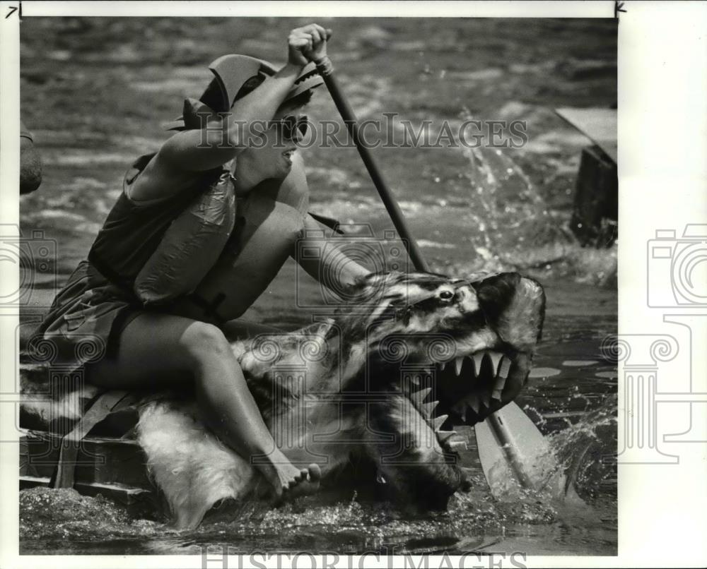 1986 Press Photo Mary Balog paddles into the Cuyahoga River at Sohio Riverfest - Historic Images