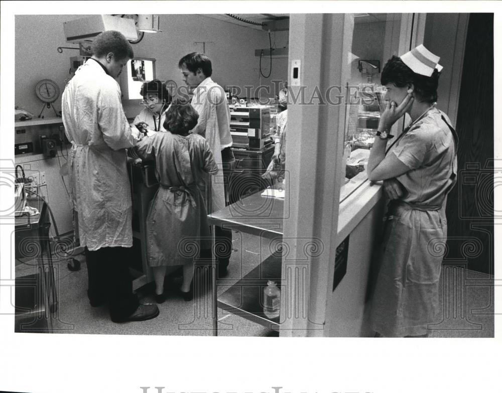 Press Photo Doctors in A Surgery room at a hospital - Historic Images