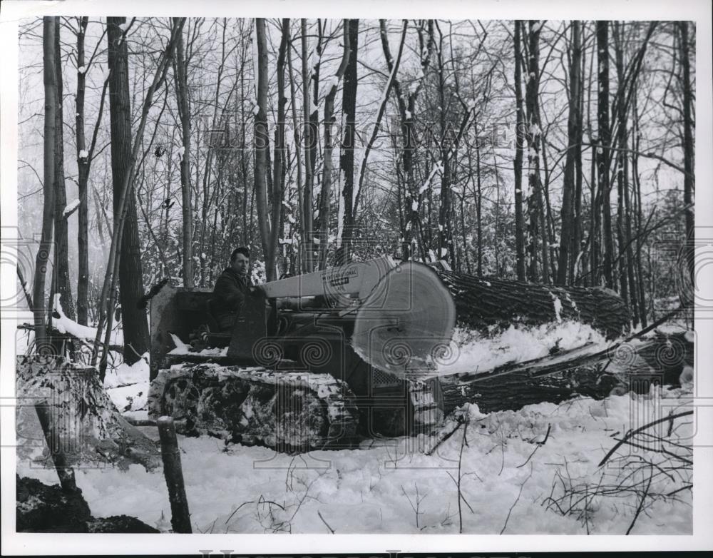1980 Press Photo Fork Look loader on front of Crawler to lift huge logs in snow - Historic Images
