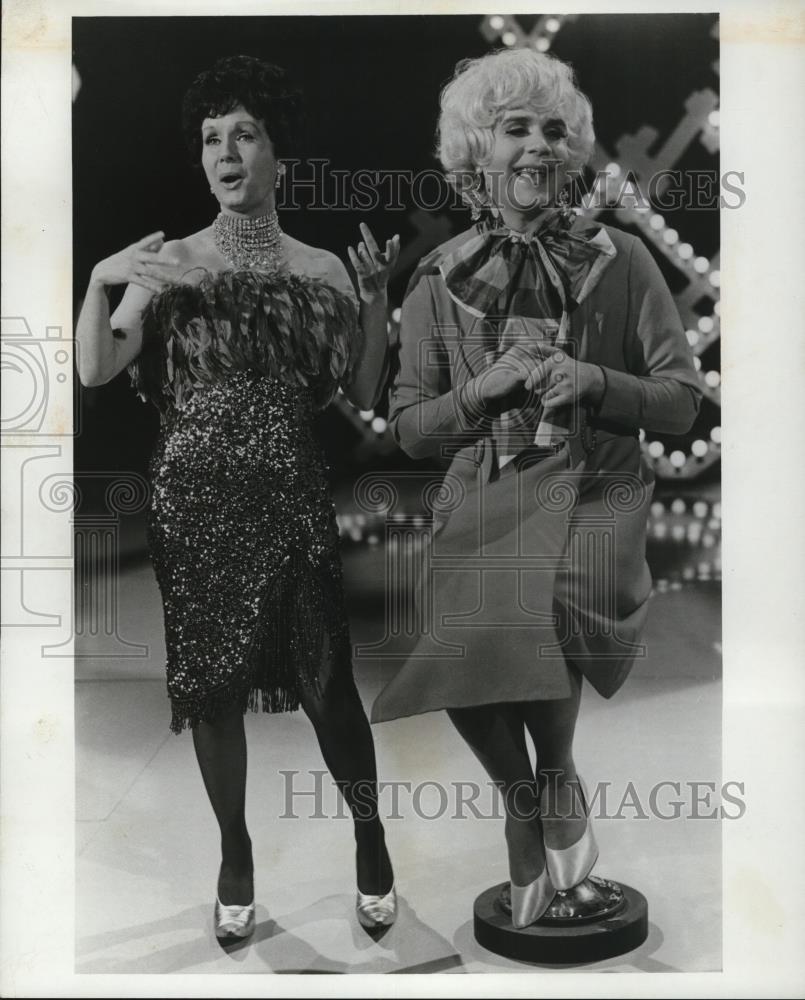 1972 Press Photo Debbie Reynolds and Rich Little star in The Kopykats - Historic Images