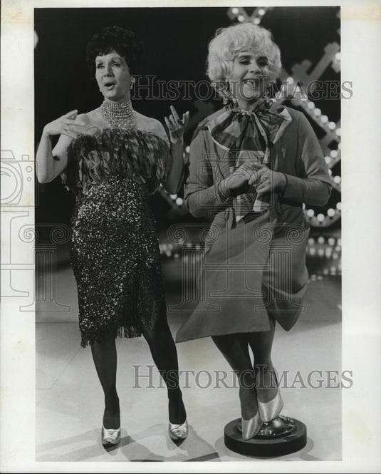1972 Press Photo Debbie Reynolds and Rich Little star in The Kopykats - Historic Images