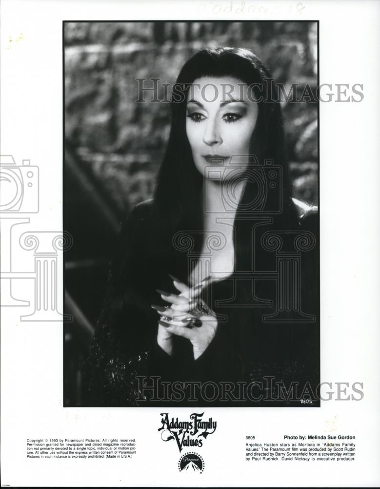 1994 Press Photo Anjelica Huston in "The Adams Family" - cvp44399 - Historic Images