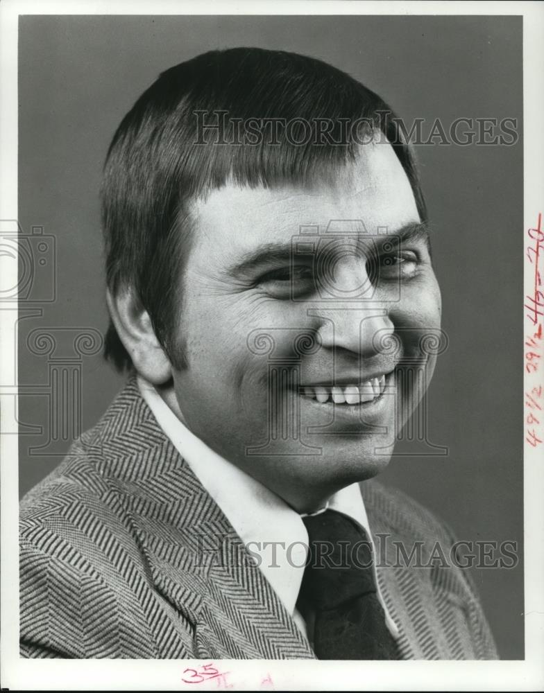 1975 Press Photo Garry Ritchie News Director WEWS Cleveland - cvp48420 - Historic Images