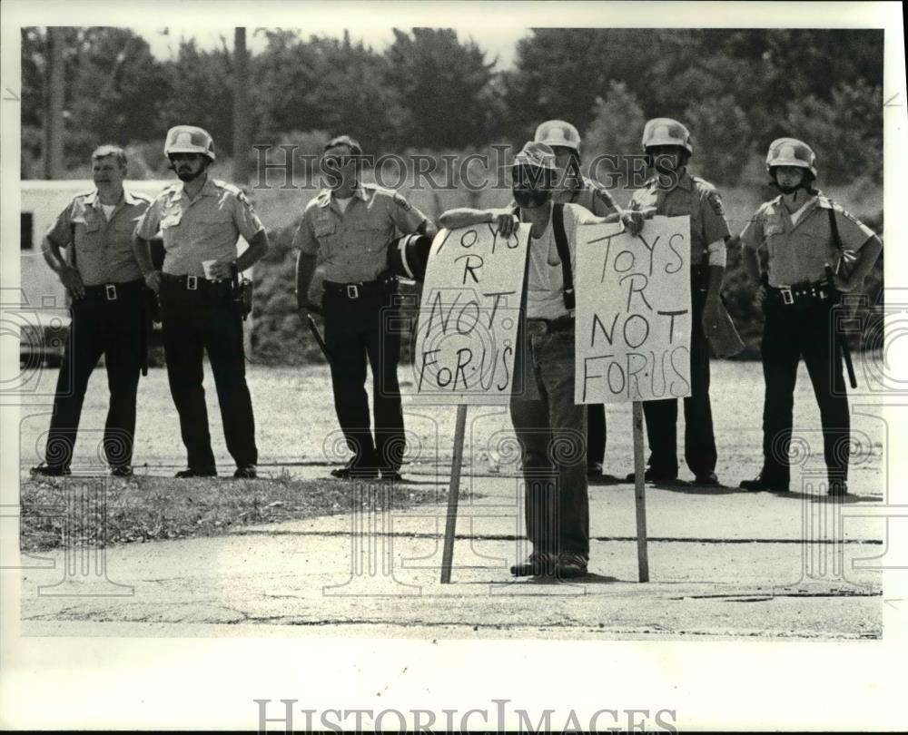 1986 Press Photo Pickets &amp; Police at Toy SR US in Parmatown - Historic Images