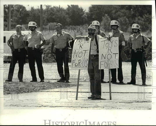 1986 Press Photo Pickets & Police at Toy SR US in Parmatown - Historic Images