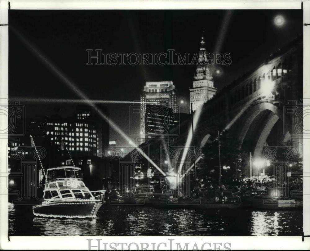 1989 Press Photo Laser lights &amp; spot lights on Cuyahoga during parade of lights - Historic Images