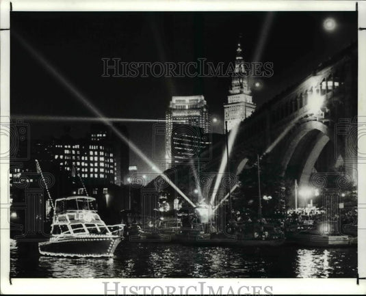 1989 Press Photo Laser lights & spot lights on Cuyahoga during parade of lights - Historic Images