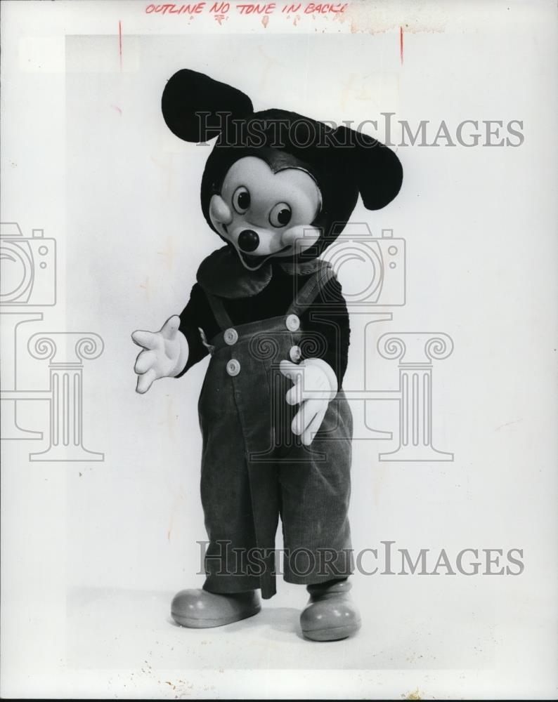 1976 Press Photo Mickey Mouse doll made by Gund Mfg. Co in about 1950 - Historic Images