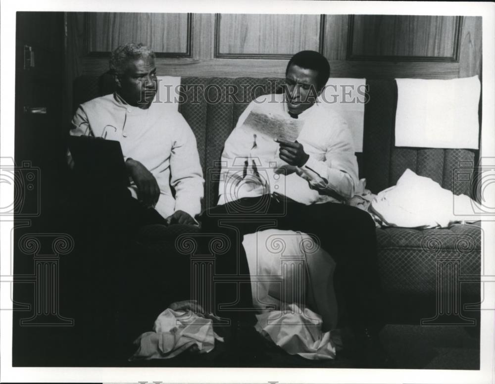 1979 Press Photo Ossie Davis and Dorian Harewood in Roots: The Next Generations - Historic Images