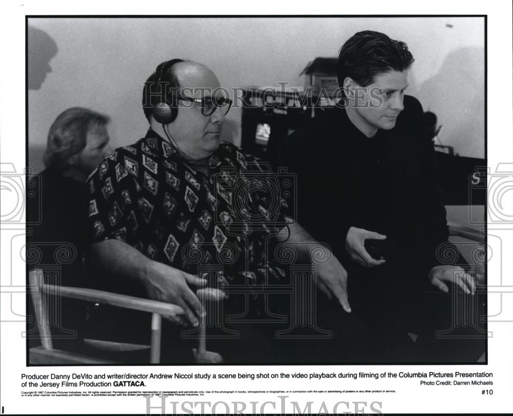 1997 Press Photo Danny Devito producer and Andrew Niccol director of Gattaca - Historic Images