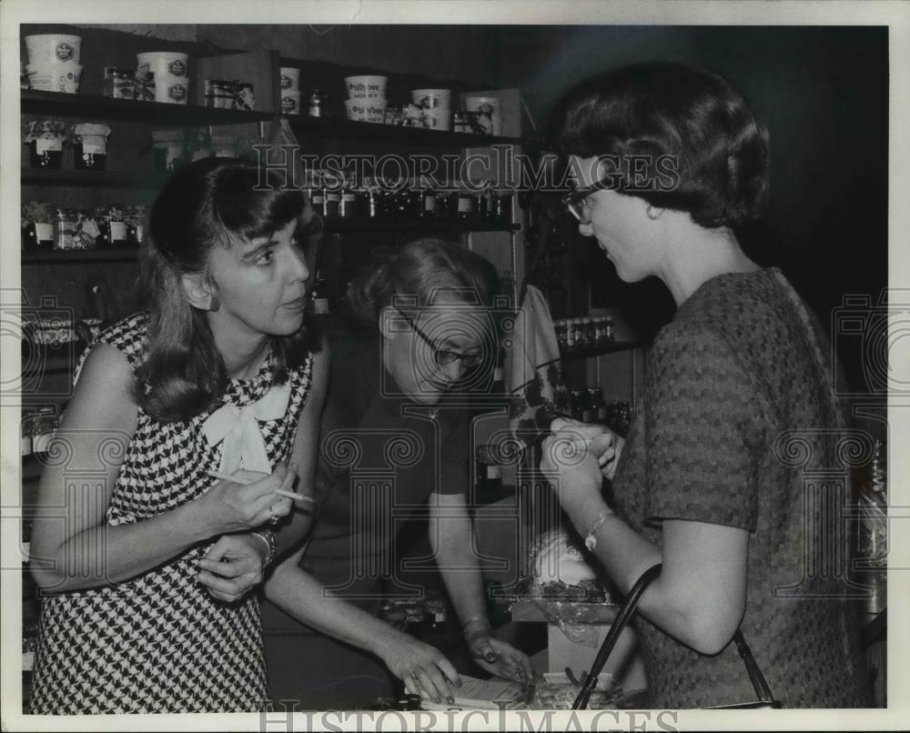 1967 Press Photo Mrs W Griffin King &amp; Mrs D Lee Bassett Natural Science Museum - Historic Images