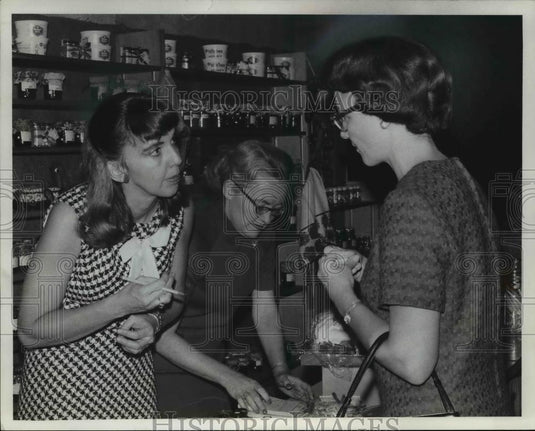 1967 Press Photo Mrs W Griffin King & Mrs D Lee Bassett Natural Science Museum - Historic Images