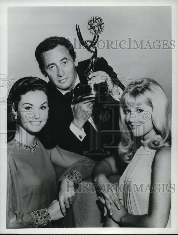 1967 Press Photo Lori Sanders Meredith Mac Rae Joey Bishop The Emmy Awards - Historic Images