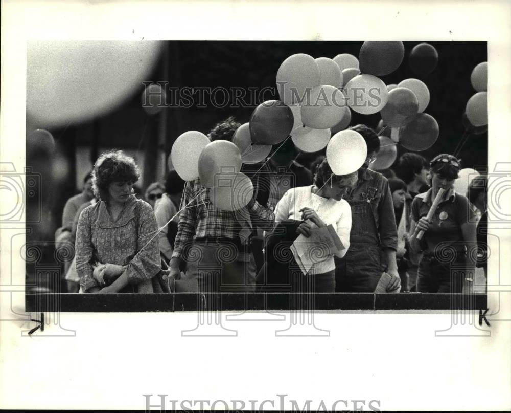 1983 Press Photo Protesters walked around the war mem. before Peace march - Historic Images