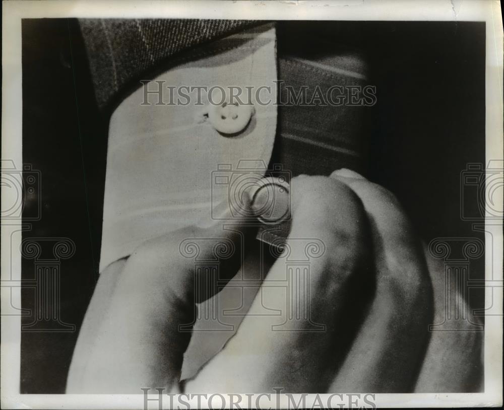 1950 Press Photo Worlds tiniest Audivox Super 67 hearing aid. Audivox Inc. - Historic Images