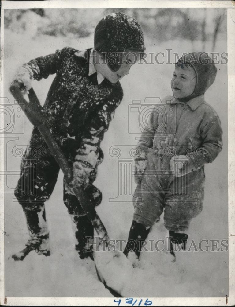 1933 Press Photo Kids playing snow - Historic Images