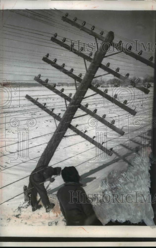 1956 Press Photo of workmen for Western Union fixing a broken pole that was - Historic Images