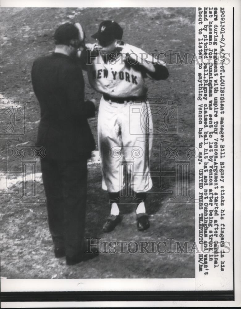 1957 Press Photo St Louis Mo Giants mgr B Rigney & ump T Nenzen at game vs Cards - Historic Images