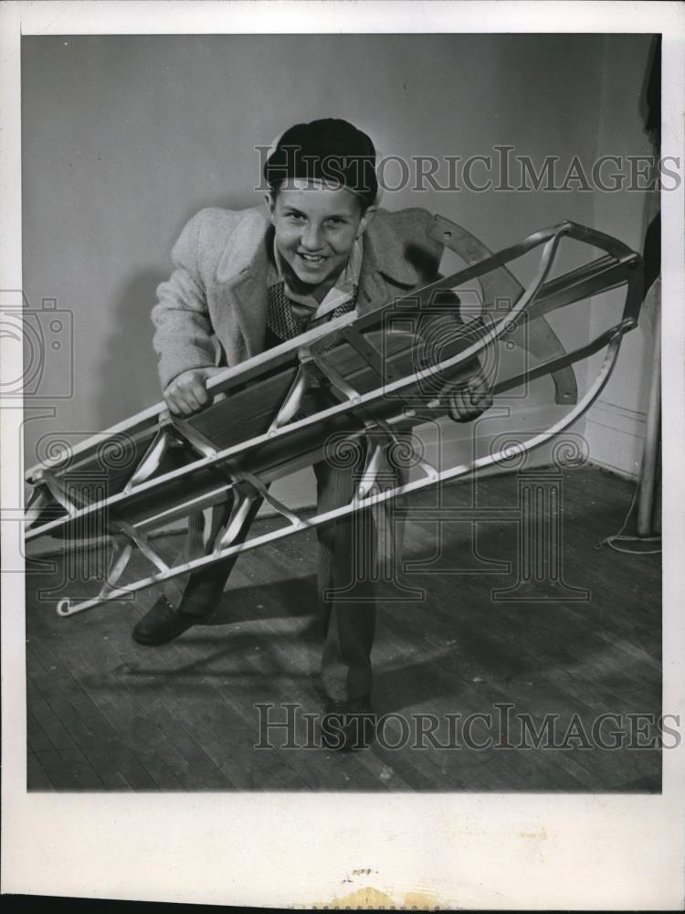 1945 Press Photo Anthony Jalovecc, on a preview exhibition of Christmas Toys - Historic Images