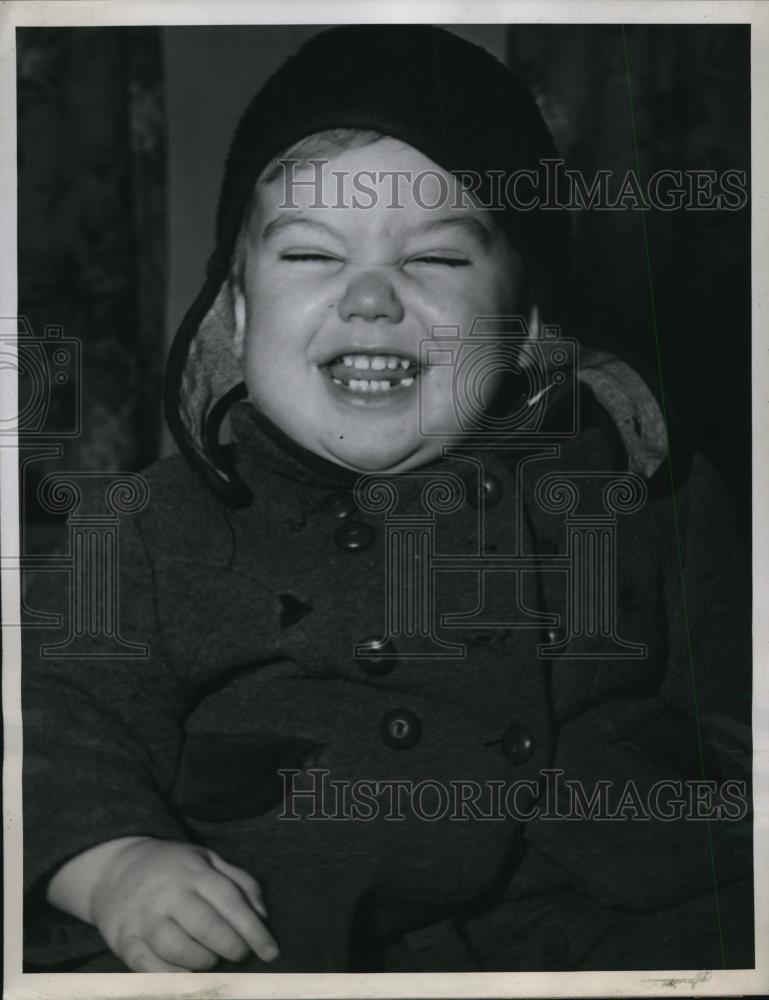 1946 Press Photo An 18-month-old boy found abandoned in a hotel washroom - Historic Images