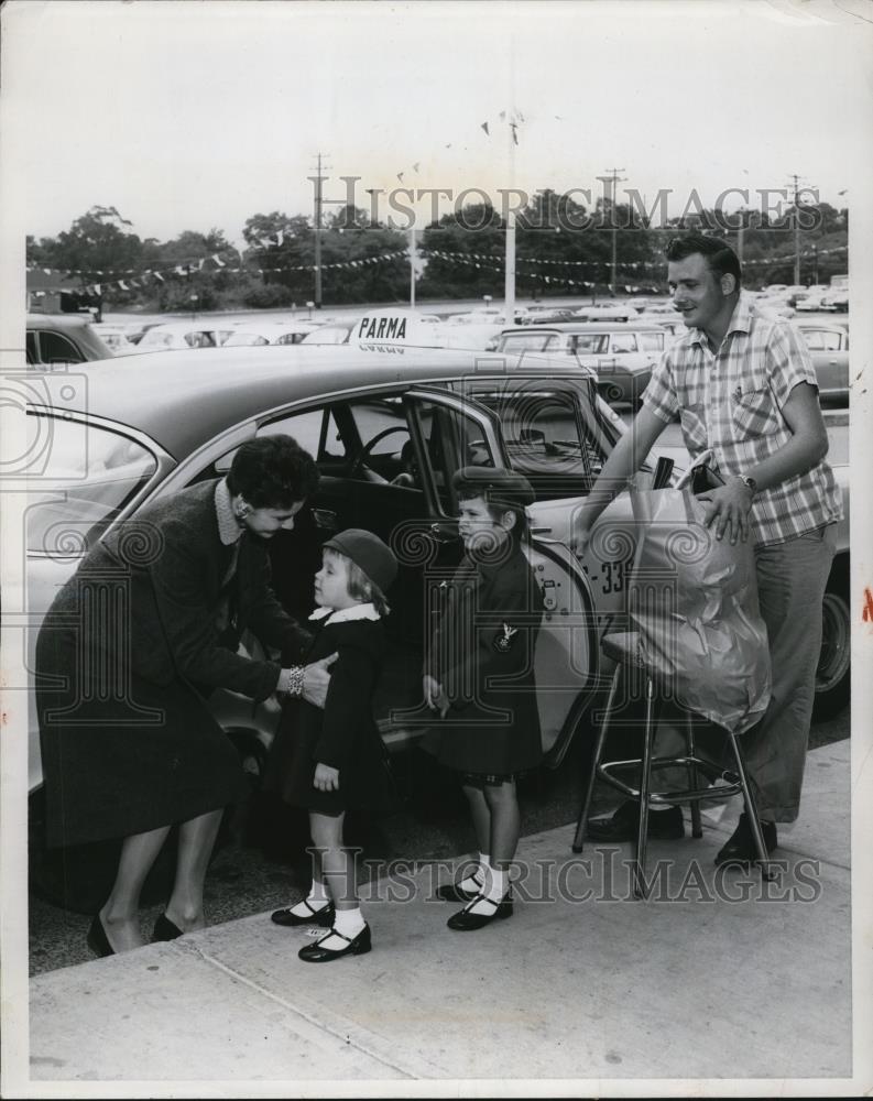 1959 Press Photo Mrs.James Ebner and her daughters boarding a Parmy Cab - Historic Images