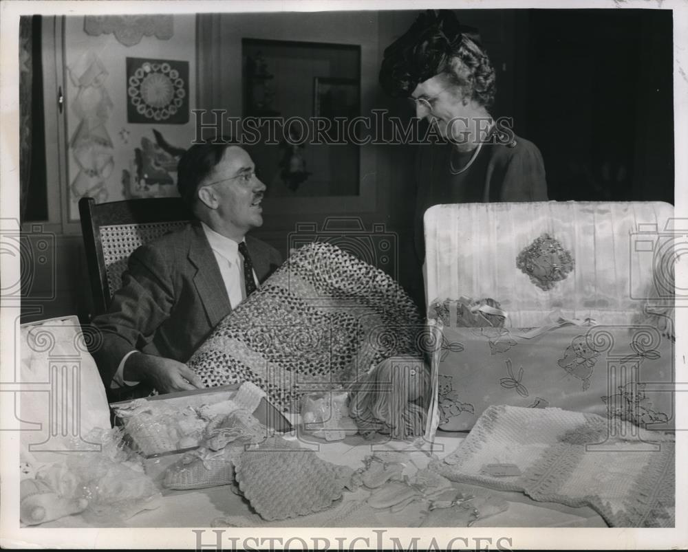 1947 Press Photo Bion Boggs, Bessie Houck at Hobby Show w Knitted Crafts - Historic Images