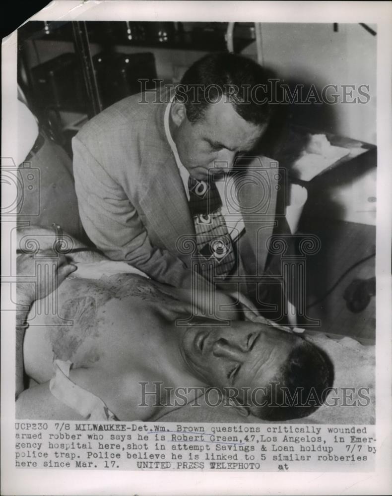 1954 Press Photo Milwaukee Wis Det Wm Brown questions armed robber Robert Green - Historic Images