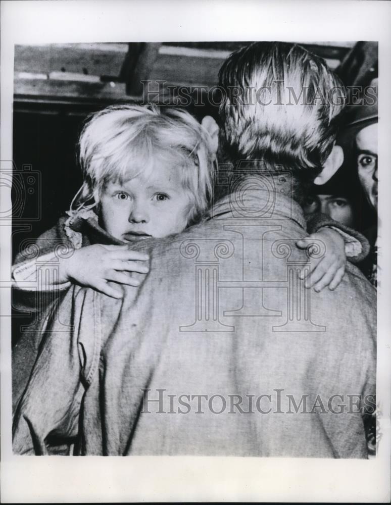 1953 Press Photo Sandra Finley Age 3 &amp; Her Father Delmos Finley - Historic Images