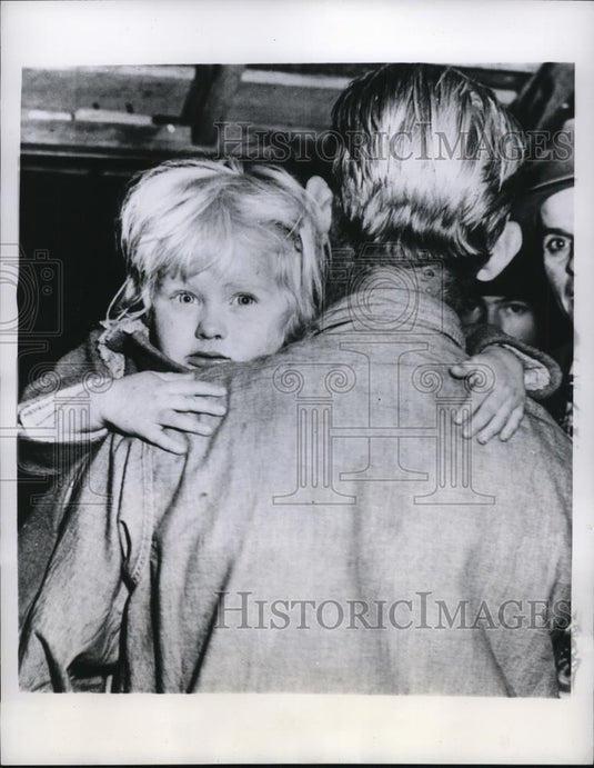 1953 Press Photo Sandra Finley Age 3 & Her Father Delmos Finley - Historic Images