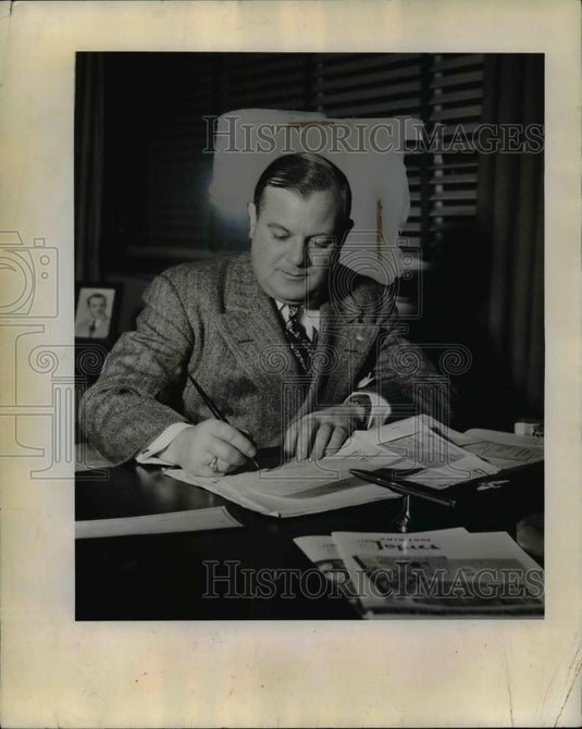 1943 Press Photo L.E. Butaman Ohio Tool Company - Historic Images