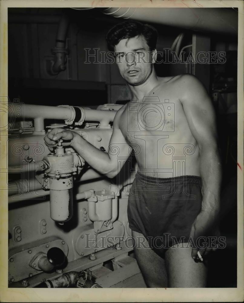 1944 Press Photo Frankie Brissek Motor Machinist 2dn Class in Coast Guard - Historic Images