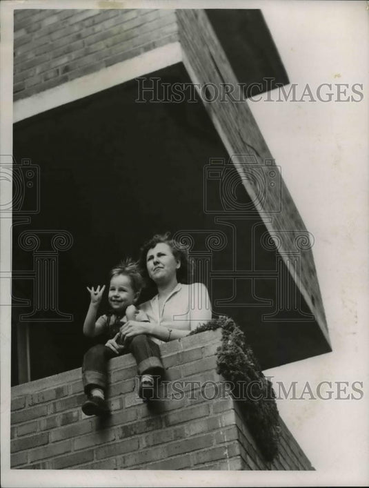 1955 Press Photo Mrs Lona Kirby & son Kenneth at Cleveland Ohio - Historic Images