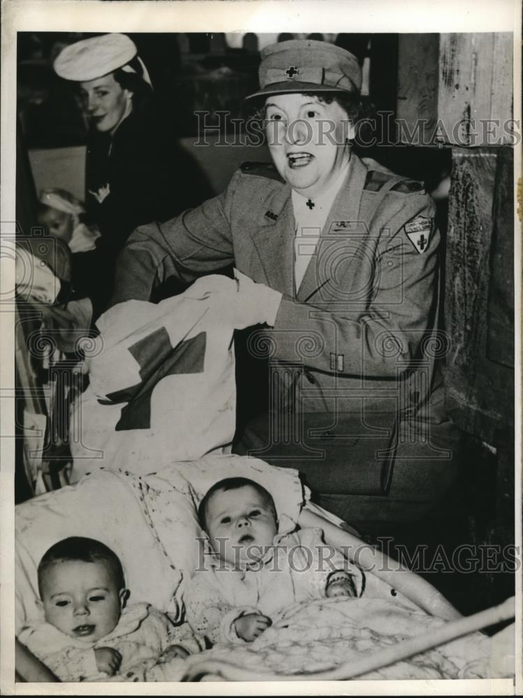 1945 Press Photo Seymore twins, Sharon and Sylvia with Mrs. Arthur H. Vandenberg - Historic Images