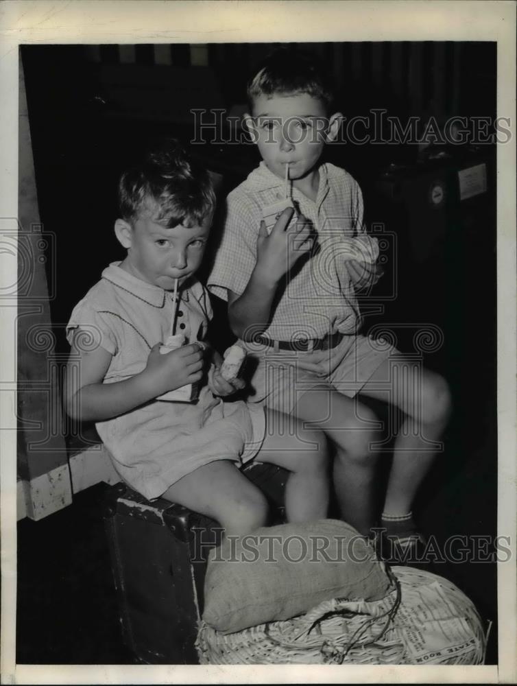 1945 Press Photo Robert and Peter Cormack of India in Jersey City New Jersey - Historic Images