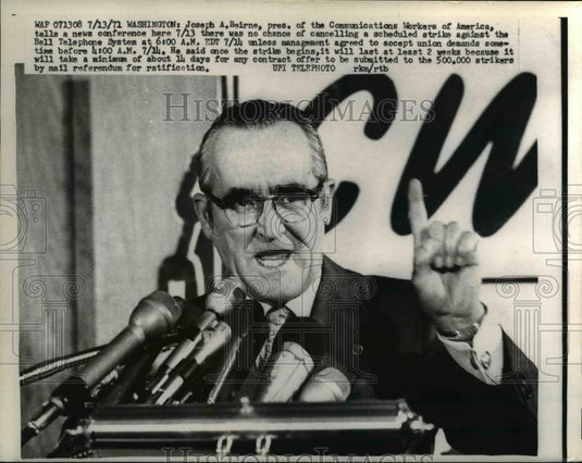 1971 Press Photo Joseph A Beirne speaks at news conf. Strike Bell Telephone - Historic Images