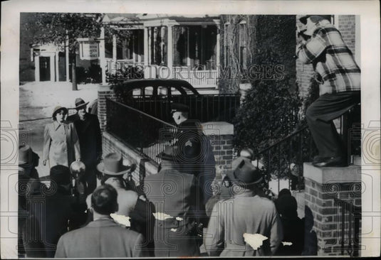 1950 Press Photo Dr Hermann Sander and wife arrive at lawyers office Manchester - Historic Images