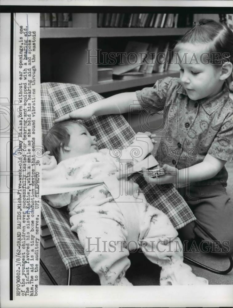 1965 Press Photo Grand Rapids Mich Jim Blasas 5 weeks old no ear openings - Historic Images