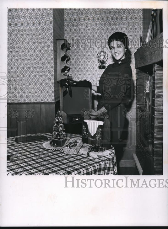 1960 Press Photo A woman with decorations for Christmas at her home - Historic Images