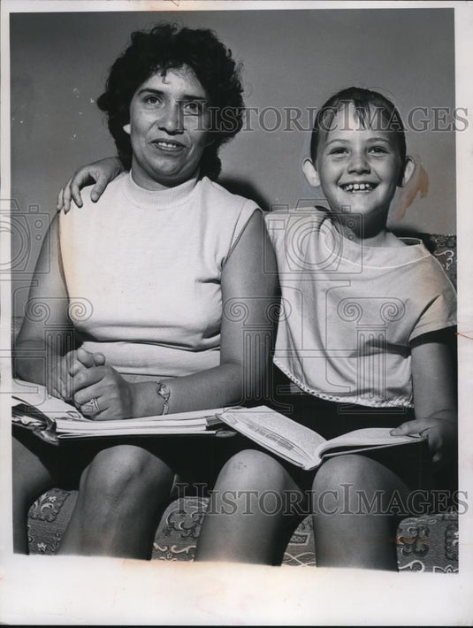 1962 Press Photo Mrs Berwyn Perrine & Yanessa Perrine - Historic Images