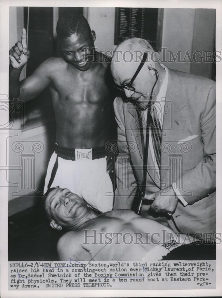 1954 Press Photo NYC Boxer Johnny Saxton & Dr Sam Swetnick, Mickey Laurent - Historic Images