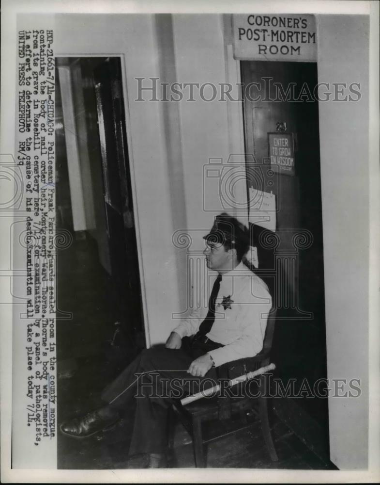 1954 Press Photo F Pancaro Police at Morgue Montgomery Ward Thorne Body Chicago - Historic Images