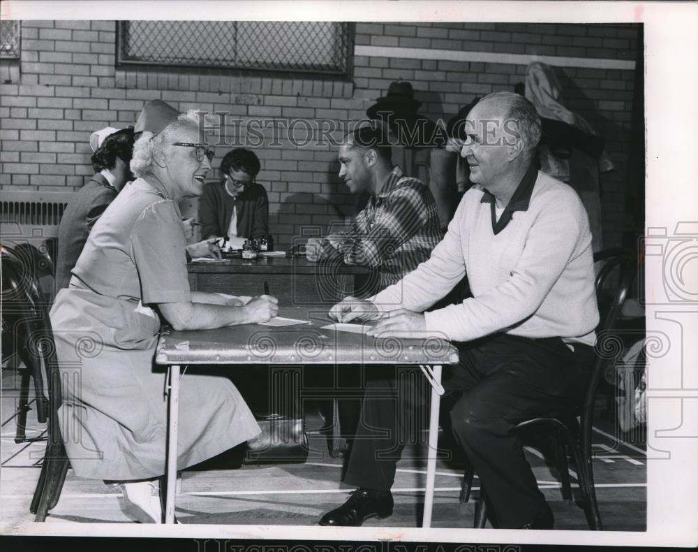 1959 Press Photo Red Cross Volunteer Mrs Earle Batteurs, Ray Cunningham - Historic Images