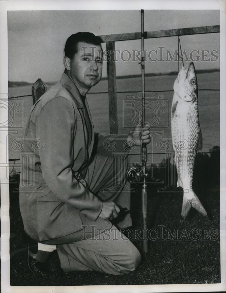 1951 Press Photo Dr H Robert Becker with Bonefish in Bermuda - Historic Images