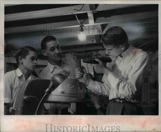 1952 Press Photo Christopher Ziegler Workman at Fruehauf Trailer Company - Historic Images